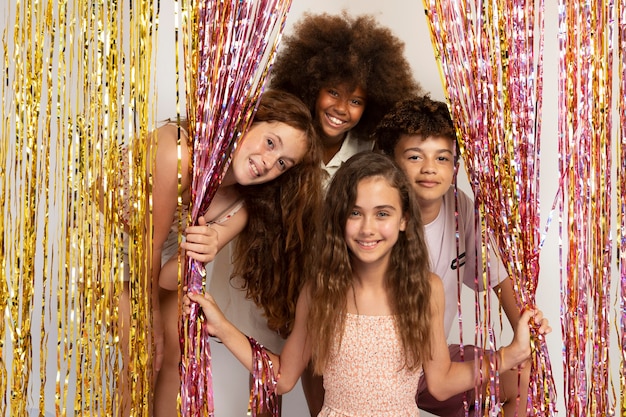 Foto gratuita bambini felici alla festa, colpo medio