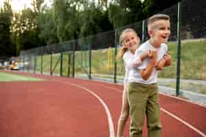 Foto gratuita bambini felici che giocano all'aperto