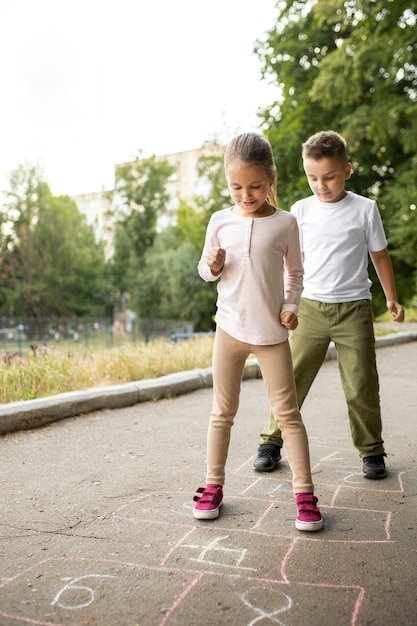 Foto gratuita bambini felici che giocano all'aperto