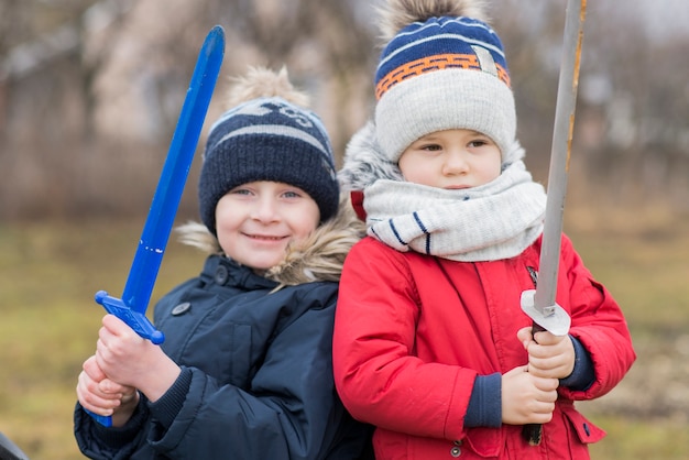 Bambini felici che giocano fuori