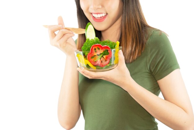 행복한 여자는 야채 샐러드를 먹는 즐길 수