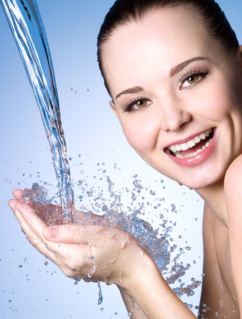 Foto gratuita donna che ride felice lavaggio viso