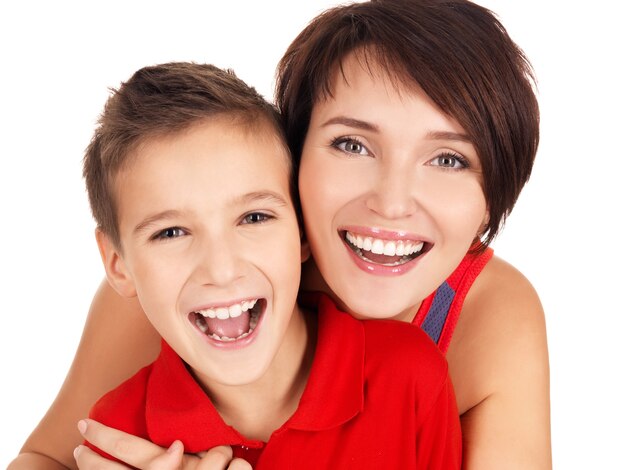 Счастливый смех молодая мать с сыном 8 лет на белом фоне