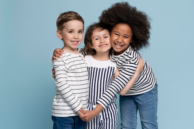 Piccoli migliori amici felici che celebrano