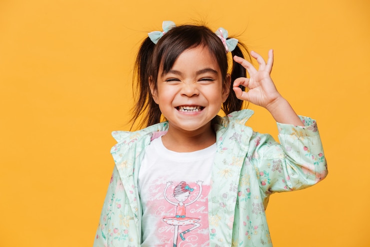 無料Photo 大丈夫ジェスチャーを示す幸せな小さな女の子子供。