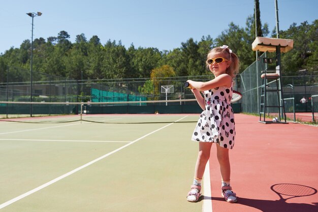 행복 한 어린 소녀 테니스입니다. 여름 스포츠