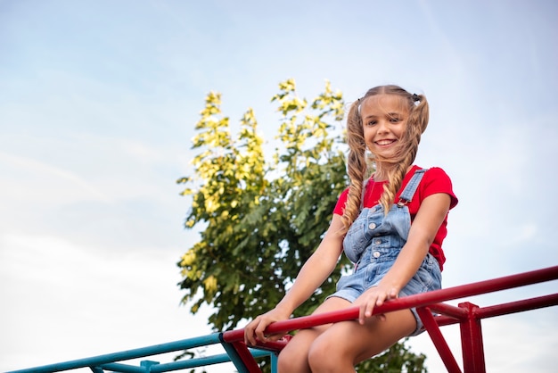 Foto gratuita bambina felice che posa per la macchina fotografica