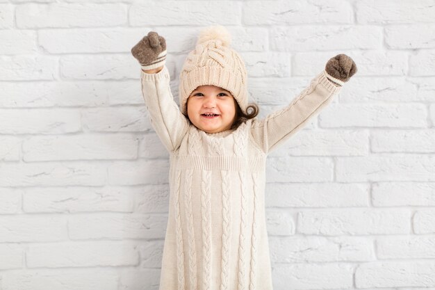 彼女の手を上げる幸せな少女