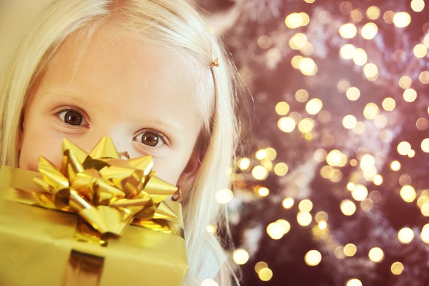 크리스마스 선물 상자와 함께 행복 한 어린 소녀
