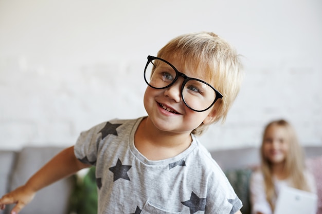 Foto gratuita i bambini piccoli felici stanno giocando nel soggiorno