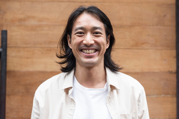 幸せな長い髪の日本人男性