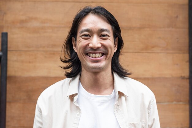 幸せな長い髪の日本人男性