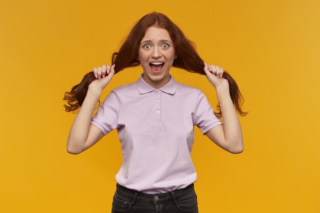 長い生姜髪のショックを受けた ポジティブな女性 ピンクのtシャツを着ています 人と感情の概念 彼女の頭に触れて 驚いた オレンジ色の壁に隔離 プレミアム写真 長い生姜髪のショックを受けた ポジティブな女性 ピンクのtシャツを着ています 人と感情の概念 彼女の頭に触れて 驚いた オレンジ色の壁に隔離 プレミアム写真