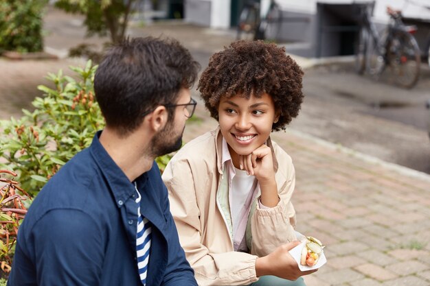 幸せな素敵なカップルが都会の環境でポーズをとる