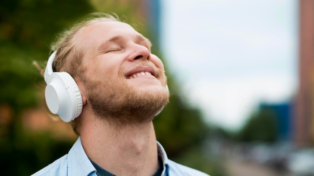 ヘッドフォンで音楽を楽しんで幸せな男