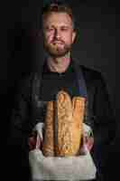 Бесплатное фото Счастливый человек держит корзину с хлебом