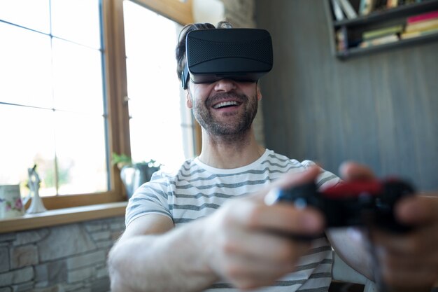 무료 사진 가상 현실 헤드셋을 사용하고 비디오 게임을하는 행복한 사람