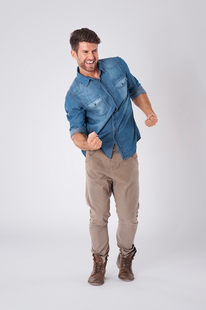 Бесплатное фото Счастливый человек в джинсовой рубашке