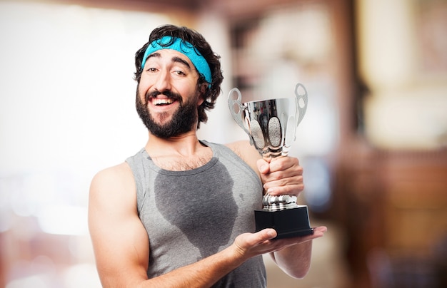 Felice l'uomo con un trofeo