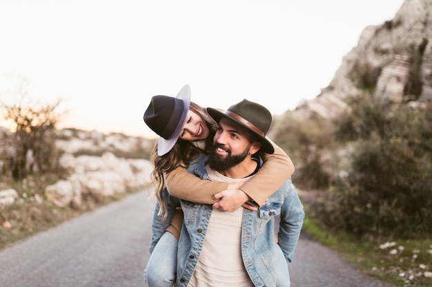 Foto gratuita felice uomo e donna su una strada di montagna