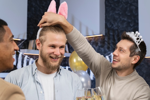 Foto gratuita uomini felici all'addio al celibato