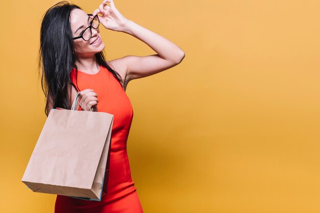 買い物袋と幸せな近代的な女性