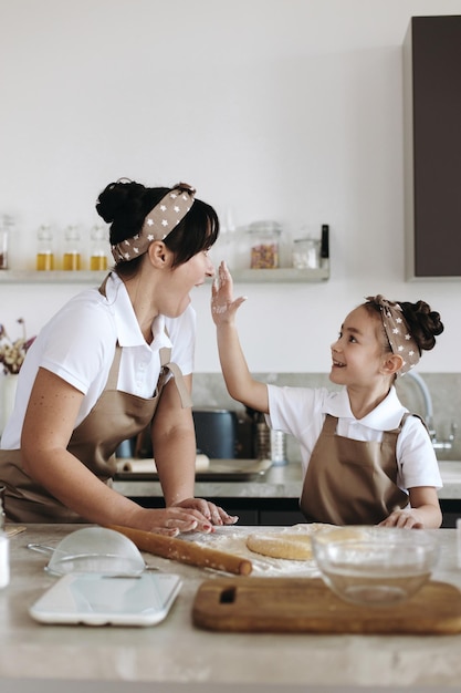 Foto gratuita felice mamma e bambino bambino all'aperto