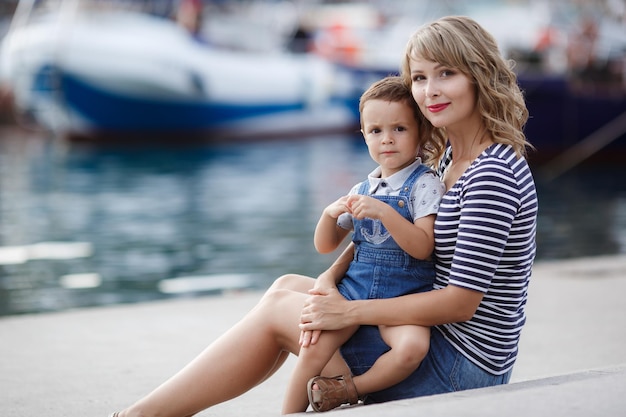 Felice mamma e figlia all'aperto