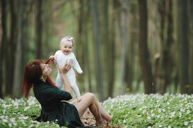 La mamma felice e la sua bambina sono felici a vicenda