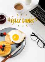 Бесплатное фото Концепция счастливого понедельника с завтраком и ноутбуком