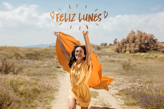 Foto gratuita concetto di lunedì felice con la donna in natura