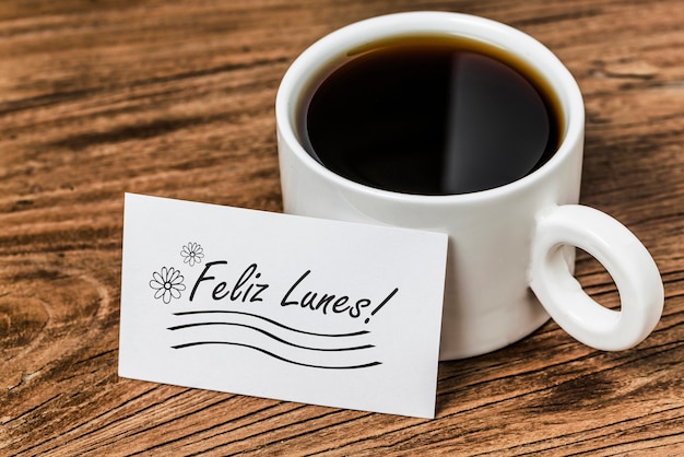 Foto gratuita buon lunedì saluto con la tazza di caffè