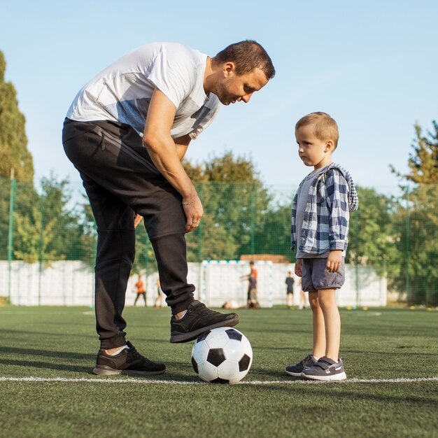 サッカーの遊び方を学ぶ幸せな一人親家庭