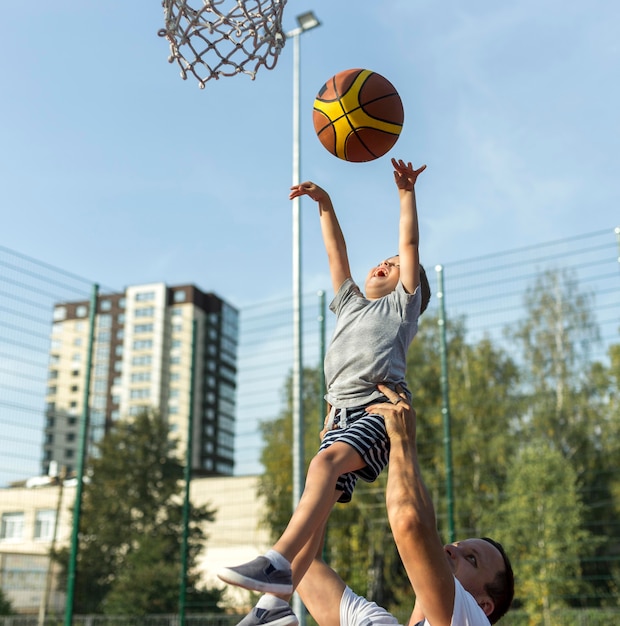 Foto gratuita felice famiglia monoparentale trascorrere del tempo nel parco