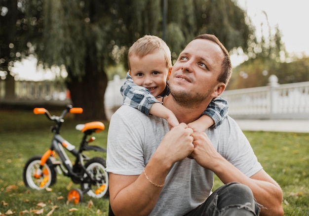 Foto gratuita felice famiglia monoparentale trascorrere del tempo nel parco