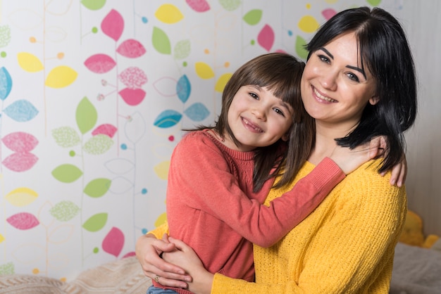 Foto gratuita felice abbraccio di madre e figlia