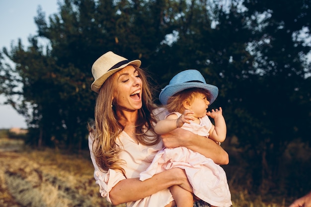 Madre felice e figlia che ridono insieme all'aperto