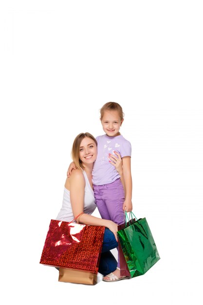 幸せな母と娘の買い物袋