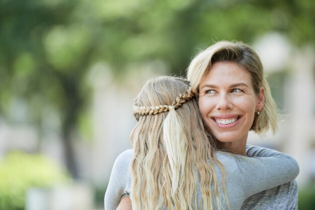 Foto gratuita felice madre e figlia