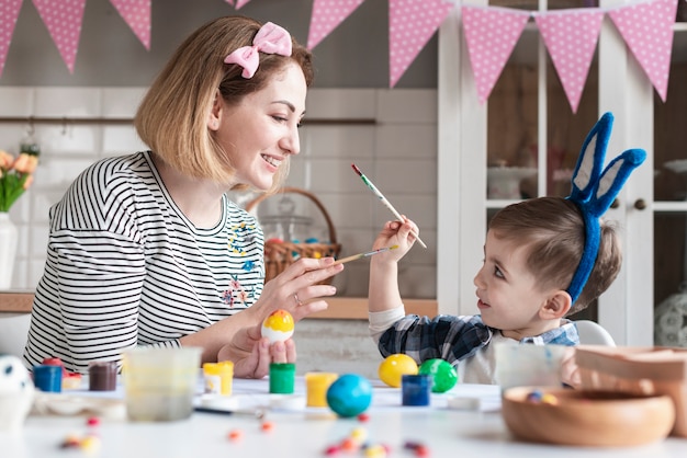 かわいい男の子と遊んで幸せな母