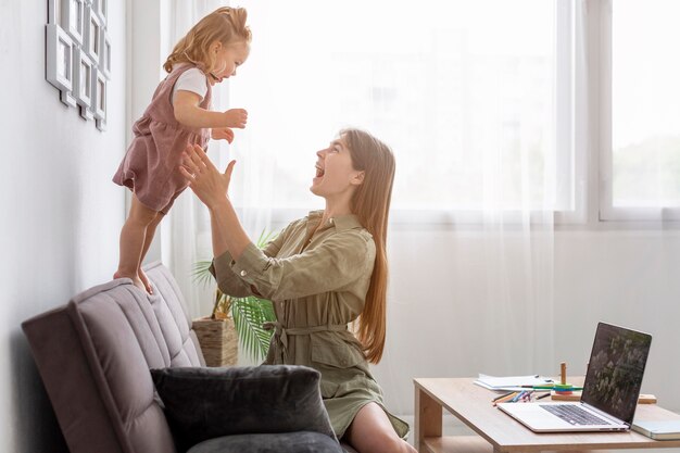 幸せな母の娘と遊ぶ