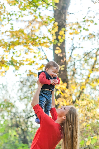 Free photo happy mother playing with little boy