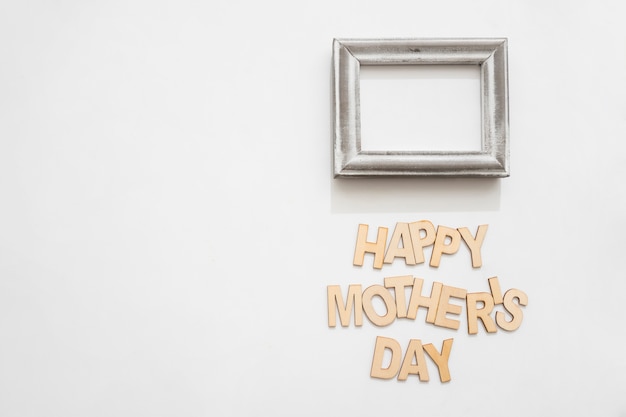 Foto gratuita giorno lettering e il telaio della madre felice