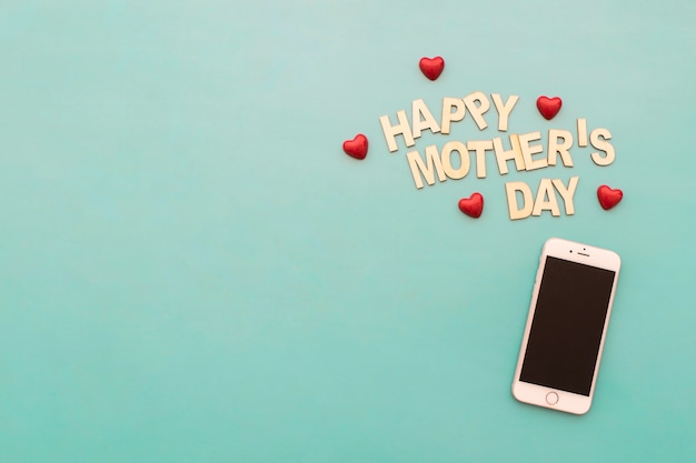 「幸せな母の日」のレタリングとスマートフォン