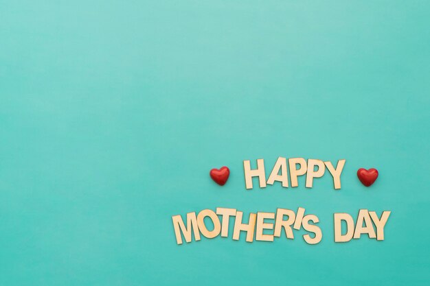小さな赤い心を持つ「幸せな母の日」のレタリング