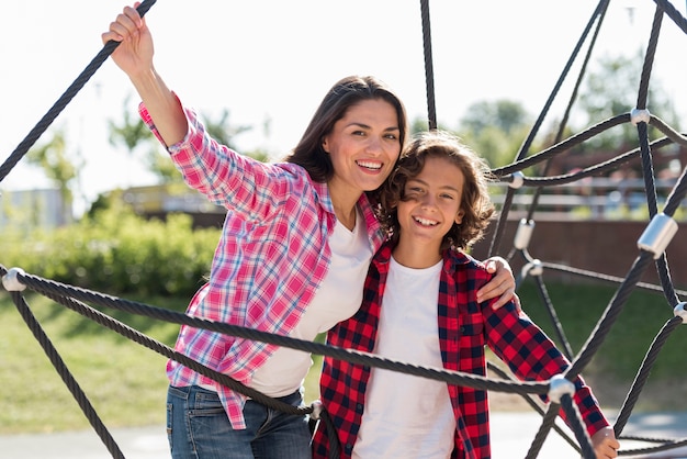 Foto gratuita felice madre e figlio insieme al parco