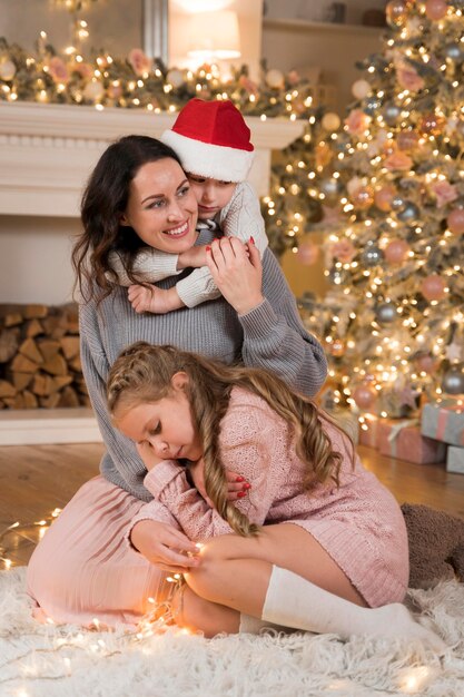 크리스마스에 그녀의 아이들과 함께 시간을 보내는 행복 한 어머니