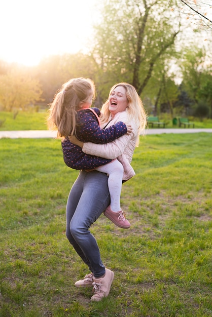 Счастливая мать с ребенком на природе