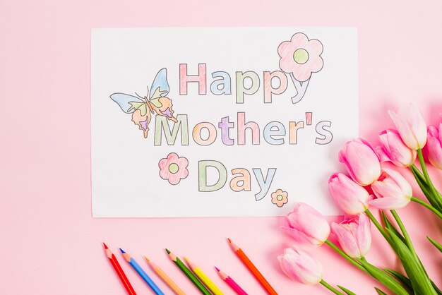 Бесплатное фото Счастливый день матери, рисунок на бумаге с тюльпанами