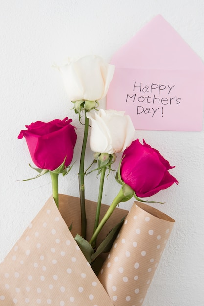 Free photo happy mothers day inscription with bright roses